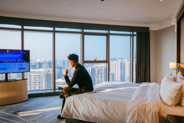 南寧酒店 270°落地玻璃窗於雲端高空俯瞰城市美景