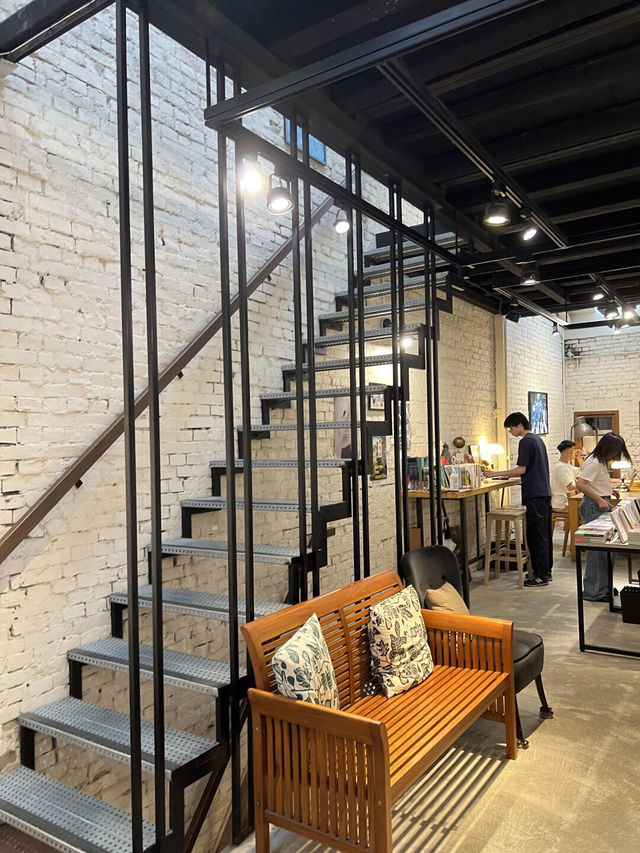 藏在二樓的老宅書店咖啡廳☕台北人的精神角落