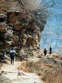 虎跳峽高路徒步攻略，全球十大經典徒步路線