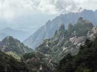 頂著25℃嘅暖陽，我用8小時走完黃山最硬核嘅徒步路線！雖然天都峰臨時關閉有啲小遺憾，但呢絕對係