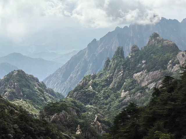 頂著25℃嘅暖陽，我用8小時走完黃山最硬核嘅徒步路線！雖然天都峰臨時關閉有啲小遺憾，但呢絕對係