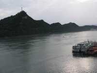 白天俯瞰江景，晚上欣賞燈光匯演，磨基山24小時漫遊指南：

磨基山作為宜昌「城市陽台」，既能徒步吸氧、俯瞰