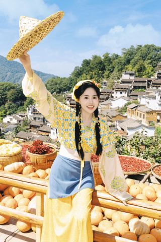 Rebirth: I'm the Farming Novel Female Lead in Wuyuan Huangling—This Is Really Not a Filter!