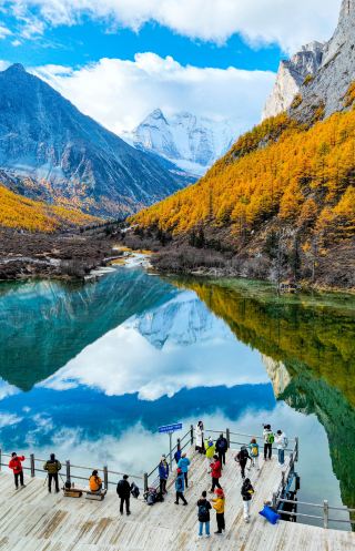 Keep going! Keep going! Traverse icy peaks to meet Daocheng Yading