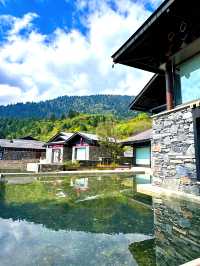 九寨溝住對了！雲裳民宿，推窗就是雪山海子