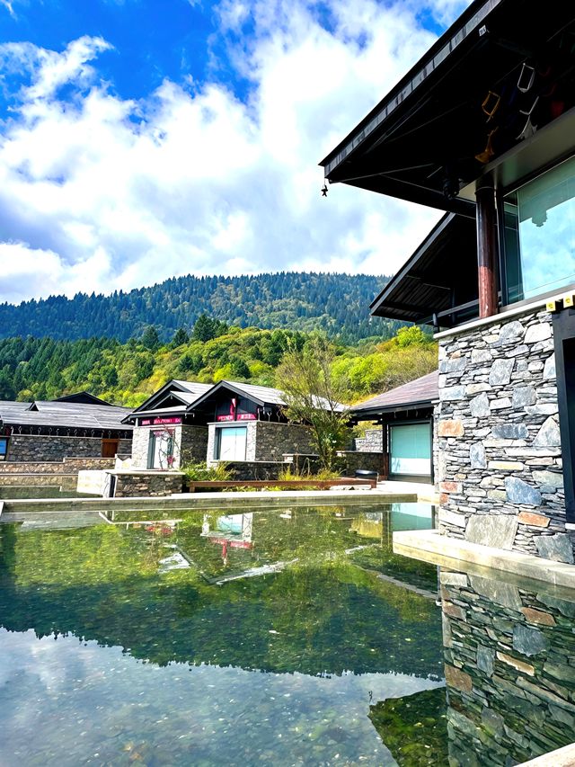 九寨溝住對了！雲裳民宿，推窗就是雪山海子