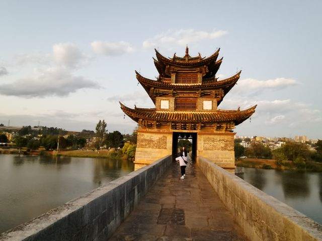 雙龍臥波,夕陽下的建水十七孔橋。 雙龍臥波,夕陽下的建水十七孔橋。