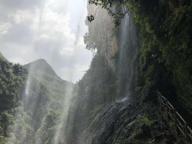 興義必打卡！穿越地球裂縫的瀑布仙境！   交通出行 地址：貴州省黔西南布依族苗族自治州興