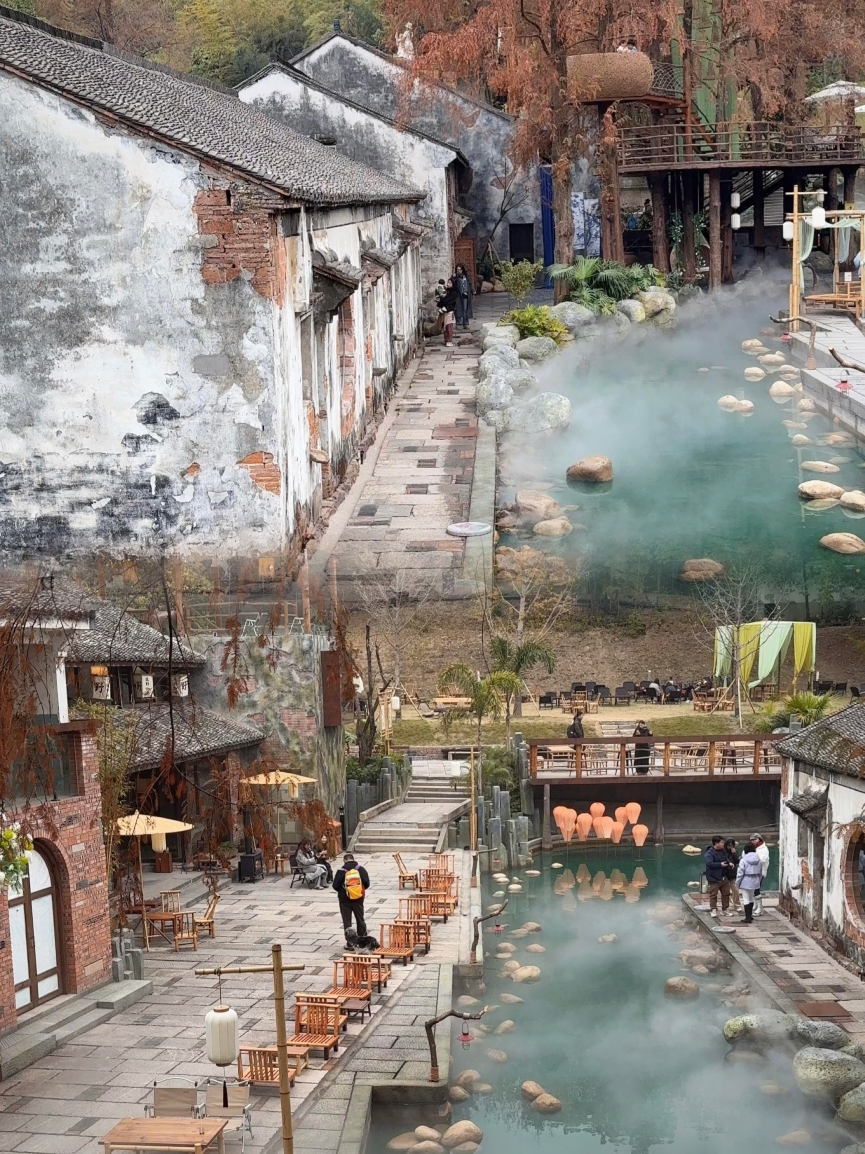 Hangzhou! Not Kyoto! Moved to tears by this wabi-sabi secret spot
Who would have thought! Struck gold in Xiaoshan, Hangzhou😭
On a misty winter morning, accidentally wandered into this Huizhou-style courtyard
Completely speechless from the beauty!!
Black tiles and pink walls covered with mottled marks of time
A thin mist rising from the pond, like a gentle Zen chant
The tea room under the old wall emits the aroma of coffee
Mixed with the mountain forest moisture, even the wind feels soft and tender☕
The wooden tea seats are gently bathed in sunlight and blue-and-white porcelain curtains
Light dances on the brick patterns, wind rustles through the ancient window lattices
The chill of December is all warmed by this Chinese-style romance
✨Three must-visit magical spots
✔️Pink Wall Forest Alley White walls framed by cedar shadows, every spot is a perfect ancient village photo, the atmosphere is instantly elevated
✔️Broken Wall Tea Room Old walls embedded with tea seats, old times collide with greenery, perfect for daydreaming all afternoon without getting bored
✔️Winter Snowfall Snow falling between black tiles, half is the simplicity of Huizhou, half is the gentleness of Jiangnan, stunningly beautiful to the core
📍Address: Luyesengu, Xiaoshan District, Hangzhou
🚗Transport: 35-40 minutes by car from downtown Hangzhou, 25.3 km away, ready to go anytime
🚇Metro: Line 1, Xianghu Station Exit C, 10.2 km by taxi, 20 minutes direct
🎟️Ticket: 68 RMB! Includes admission + complimentary drink voucher, unbeatable value
At the moment of clinking glasses at the rooftop tea seat
Huizhou tiles, forest mist, and soft falling snow
All blend into the lingering taste on the rim of the cup🍻
Quickly escape the crowded city center
Come here to steal half a day of leisure, resting on Jiangnan’s mist and ancient charm
And have a dream you never want to wake from~