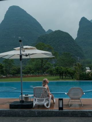 The manor is more romantic on a rainy day than on a sunny day.