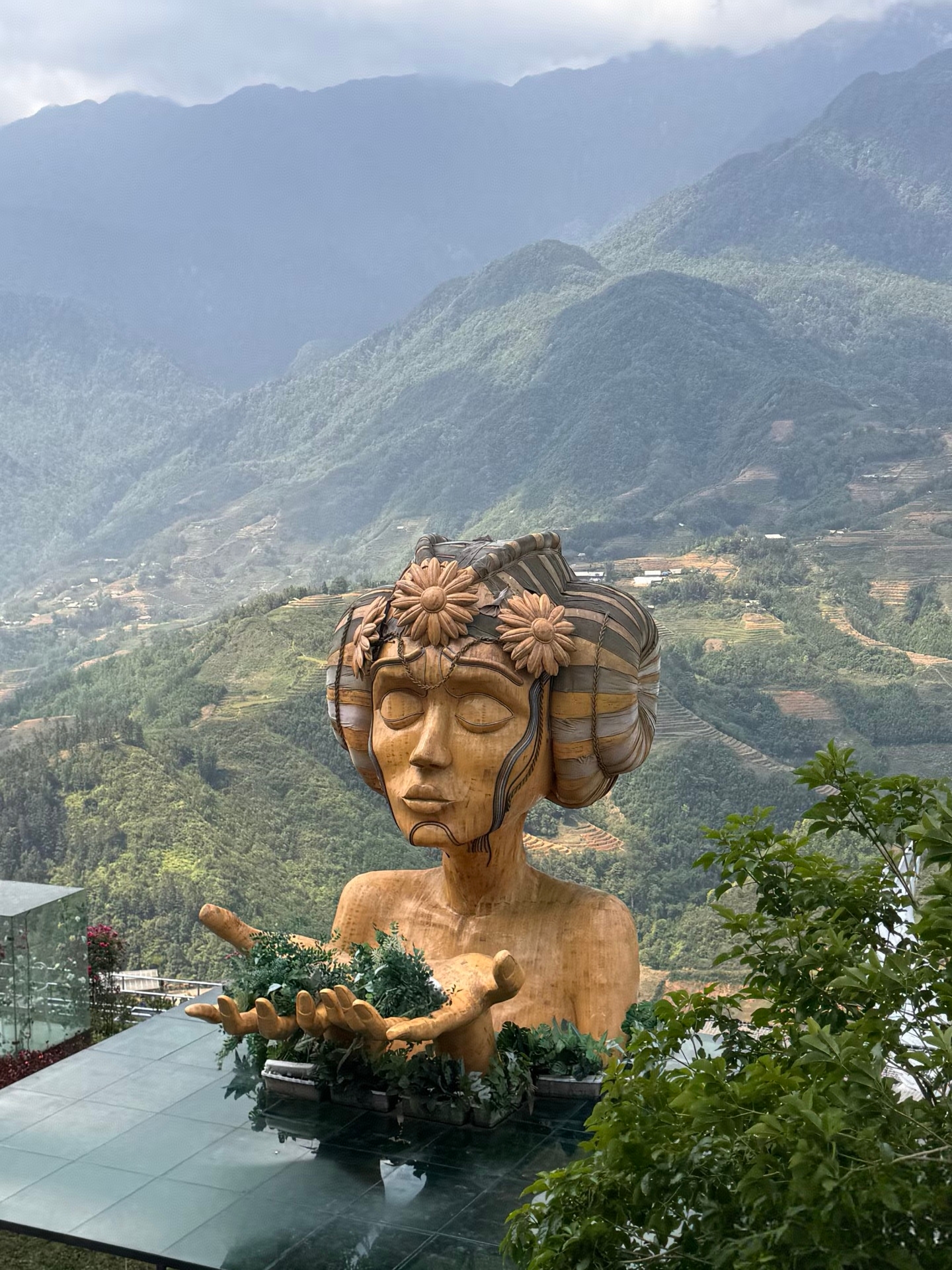 Sapa, thị trấn mờ sương nép mình trong những ngọn núi phía bắc Việt Nam, đẹp đến mức không thể diễn tả bằng lời! Tôi đến đây đặc biệt là để tham quan Moana Sapa, thường được gọi là "Gương trời của Việt Nam".