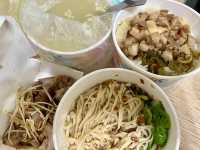台北內湖｜東湖路上美味的乾意麵、滷肉飯，到半夜都還很多人