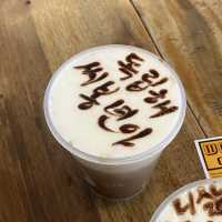 쌍욕라떼로 유명한 이색카페, 울라봉 cafe&pub