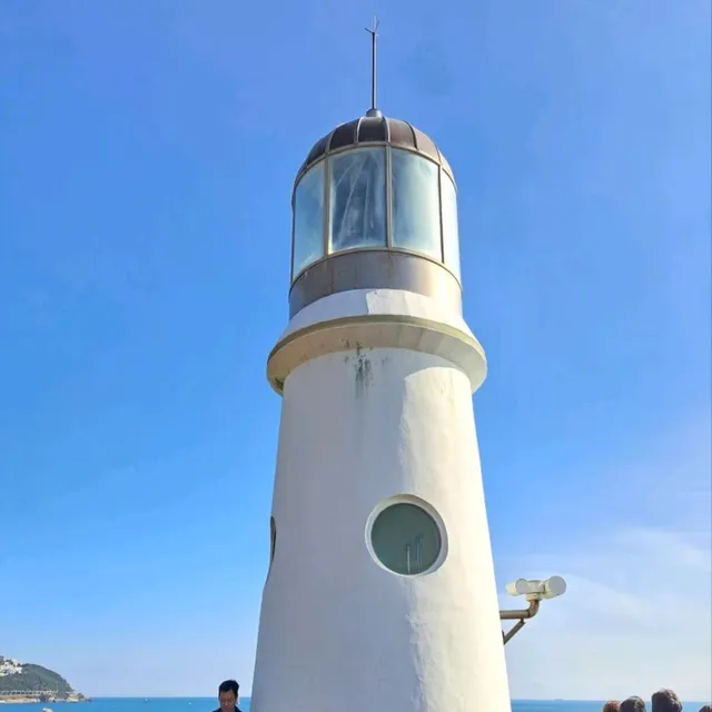釜山🇰🇷青沙浦天空步道紅白燈塔～海水湛藍🌊