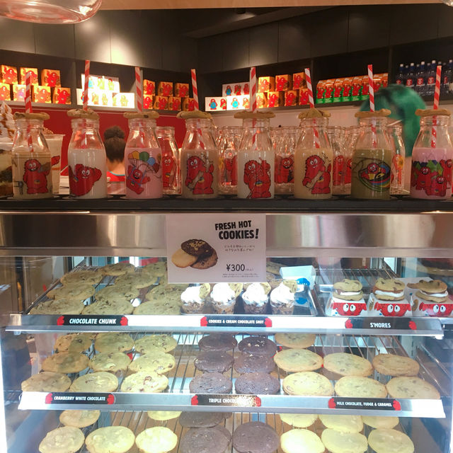 도쿄 하라주쿠의 귀여운 쿠키몬스터가 있는 카페🍪