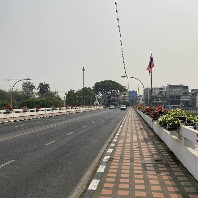 เดินรับลมชมวิวน้ำปิงที่สะพานนวรัฐ 🚶🏻‍♂️