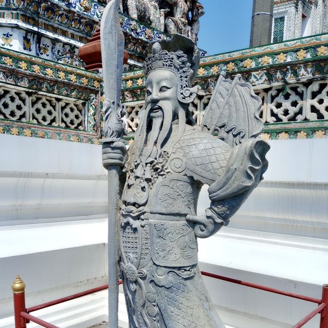 鄭王廟-擁有「泰國埃菲爾鐵塔」美稱的宏偉佛寺
