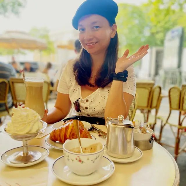 Trendy & Quintessential Parisian Cafe 🍮🥐