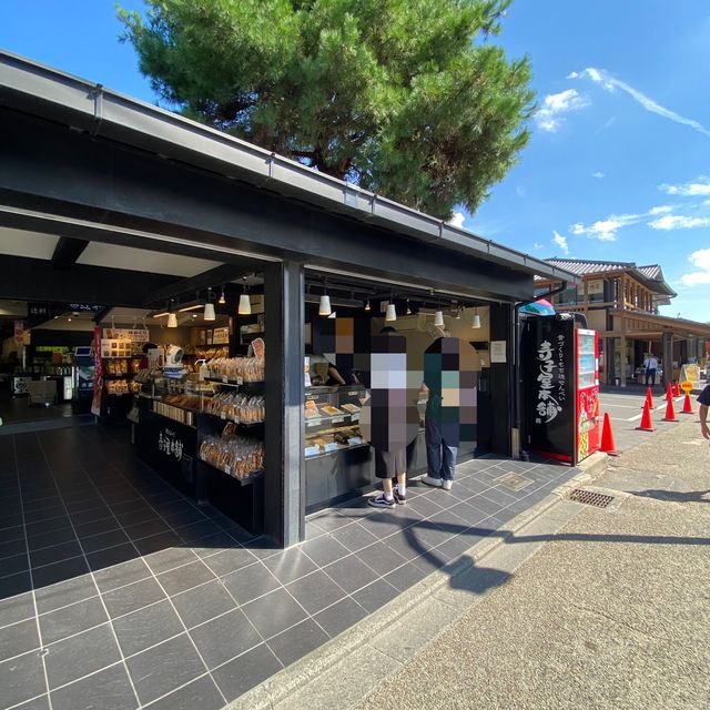 寺子屋本舗の華美（はなみ）団子1本300円