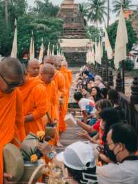 ใส่บาตรสะพานบุญรับอรุณสุโขทัย