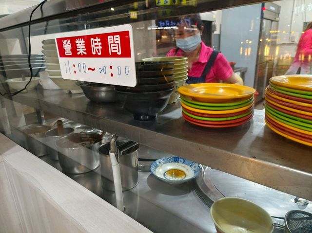 高雄三民-颱風天30元青菜很大盤🌿玉順牛肉麵|（好吃大碗CP高）