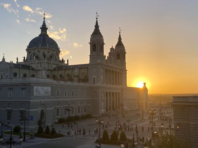 마드리드에서 즐기는 환상적인 일몰, 알무데나 대성당🌅