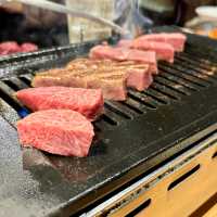 【大阪・難波】通常の1.5倍のボリュームカットが自慢「ライブ焼肉 てんぐ 千日前店」