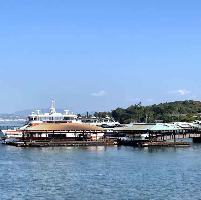 【JR西日本宮島フェリー/広島県】海から弥山と大鳥居を望むフェリー