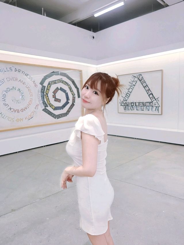 大館當代美術館的「布魯斯・瑙曼」（Bruce Nauman）