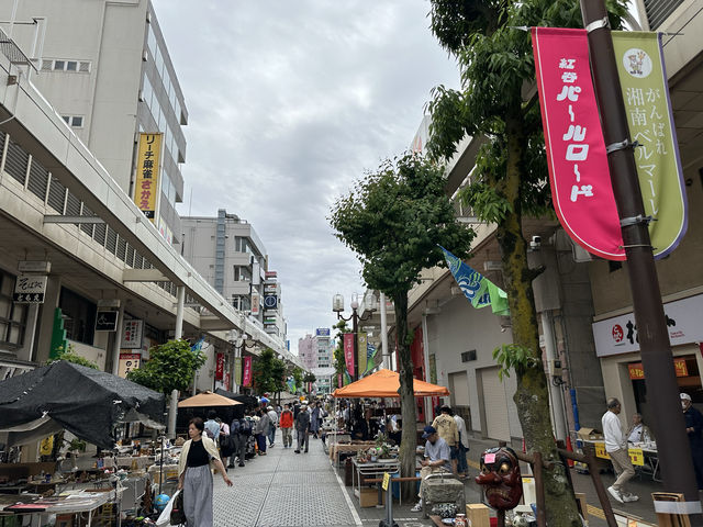 神奈川・平塚。『紅谷パールロード』と定期開催『骨董市』