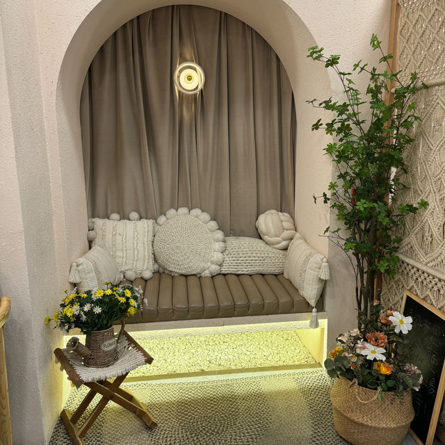 「靚靚打卡餐廳，菠蘿火龍果沙冰」