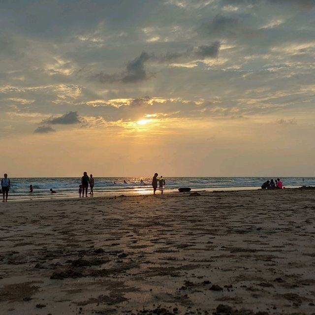 ชมทะเลเมืองจันทน์ ที่หาดเจ้าหลาว