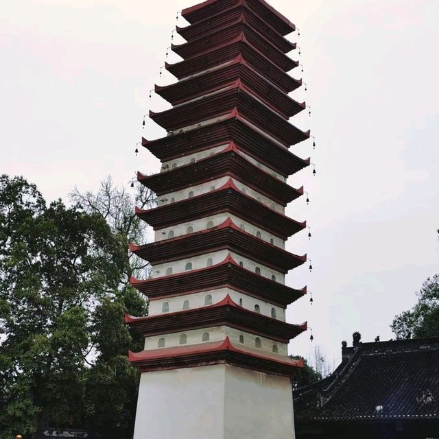 有「東方斜塔」之稱的寶塔-寶光寺裏數羅漢喫齋飯