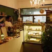 ธรรมดาแสนพิเศษ: คาเฟ่สุดอบอุ่นกับเค้กกล้วยหอมอร่อย