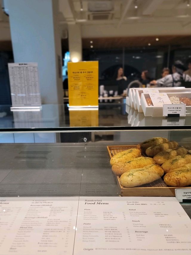 산토리가 그대로 담긴 춘천 카페🩵