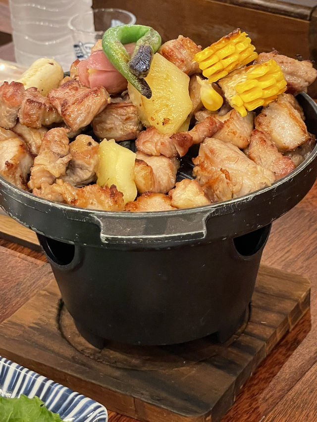 둘러앉은 테이블 사이로 직접 고기 구워주는 곳이예요!!