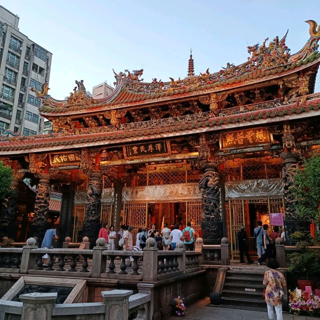 Lungshan Temple: A Spiritual Haven with Breathtaking Architecture
