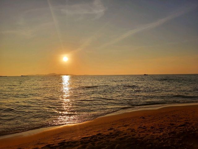 在芭提雅的小眾沙灘🏖️看到一場絕美的日落美景
