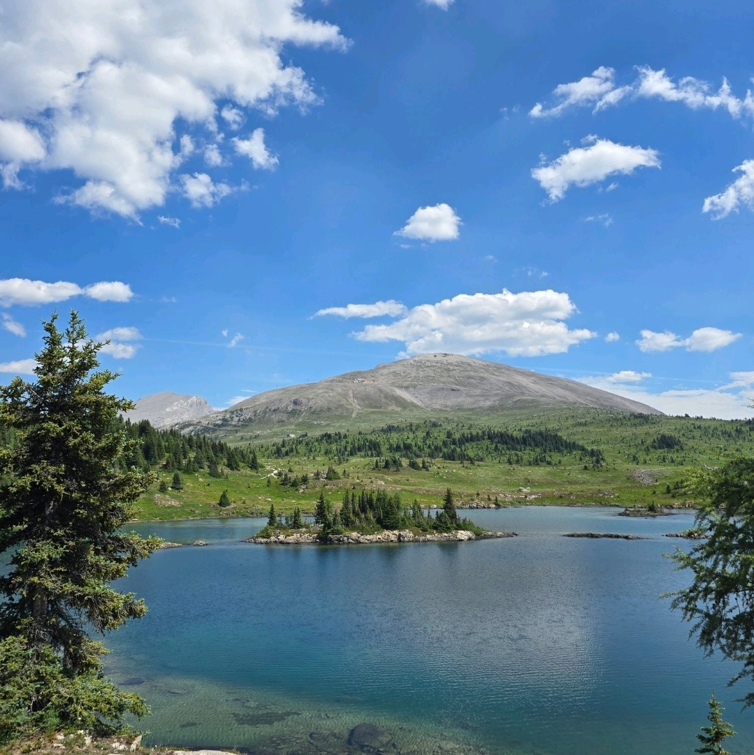 #NovemberTravelSupportEvent
Canada Banff Sunshine Meadows Tracking
The wide meadows and peaceful lake views are the best~ I recommend it. The eyes are happy throughout the 3-hour tracking.