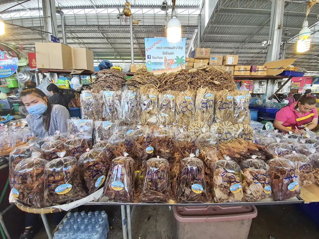ตลาดประมงพื้นบ้าน อ่างศิลา