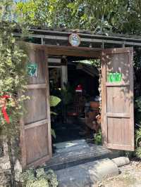 🎉ร้านดังย่านท่ารั้ว“ชื่นชอบขาหมู” จัดต้นคริสต์มาส