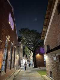 「夜幕下的文創驚艷：探訪台北華山紅館」