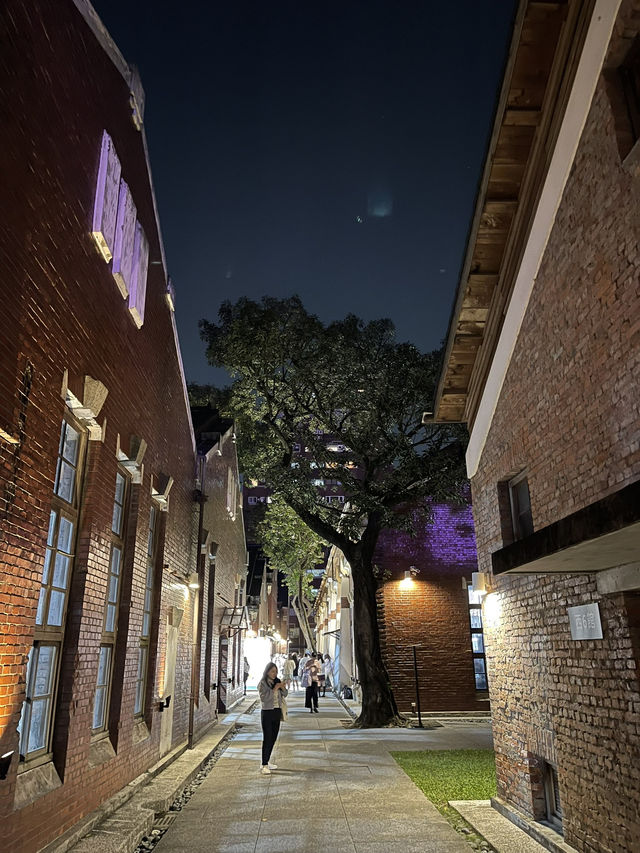 「夜幕下的文創驚艷：探訪台北華山紅館」