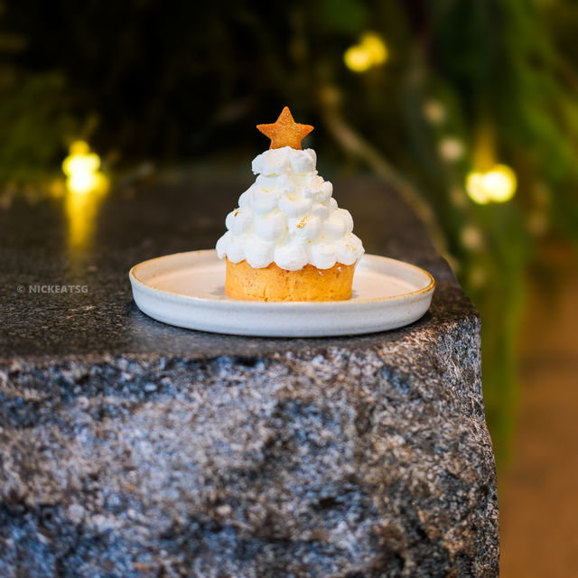 Ayatana Cafe: A Charming Spot in Charoenkrung with Festive Desserts and Unique Drinks