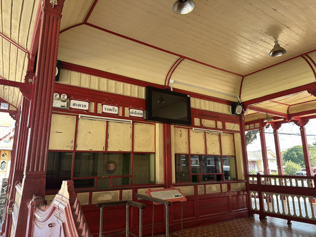 เที่ยวย้อนวันวาน…ที่สถานีรถไฟหัวหิน 🚂