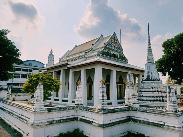 泰國曼谷皇家古跡寺廟景點:Wat Nang Nong，白色莊嚴肅穆建築，適合打卡拍照📸
