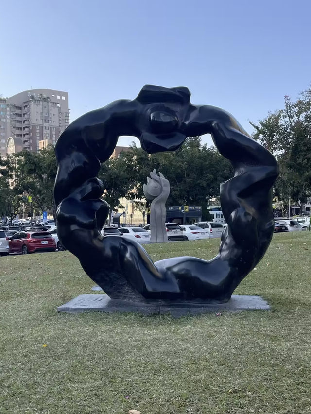 A Stroll Outside the National Taiwan Museum of Fine Arts