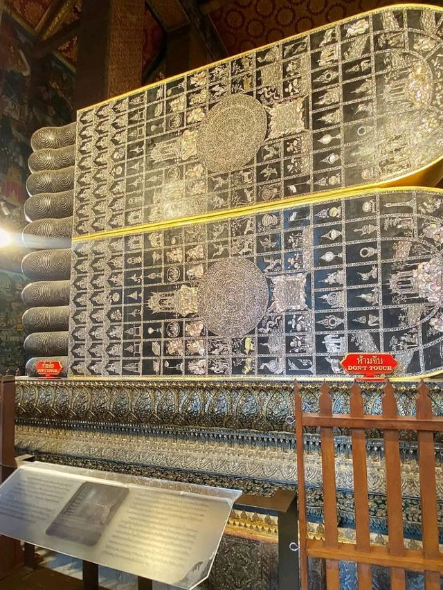 Awesome & Beautiful Reclining Buddha at Wat Pho! 🇹🇭