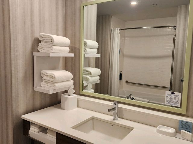 ハンプトンインケベックシティー宿泊記：静かで広々とした部屋が魅力のリーズナブルなホテル