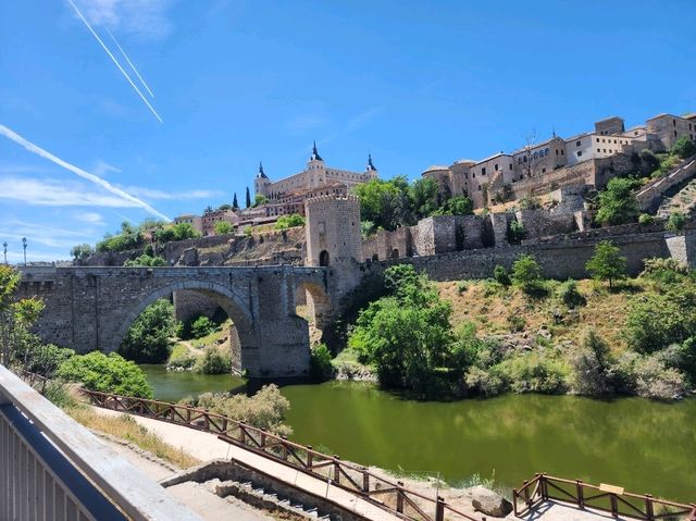 [🇪🇸トレド] 中世の風景と歴史が息づく街並み、名産コルクとともに